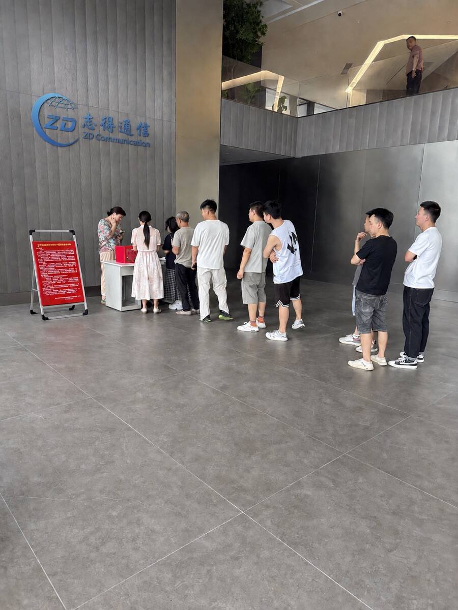 员工排队捐款现场